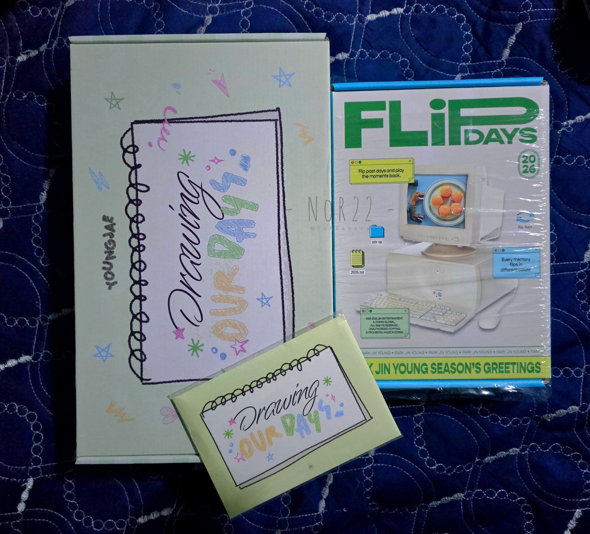 มาถึงในเวลาใกล้ๆ กันหมดเลย
นั่งมองหน้าผู้ชาย
นั่งยิ้มกรุ้มกริ่มคนเดียว
งานการไม่ต้องทำกันละทีนี้

#2026SEASONSGREETINGS 
#YOUNGJAE #영재
#JINYOUNG #진영