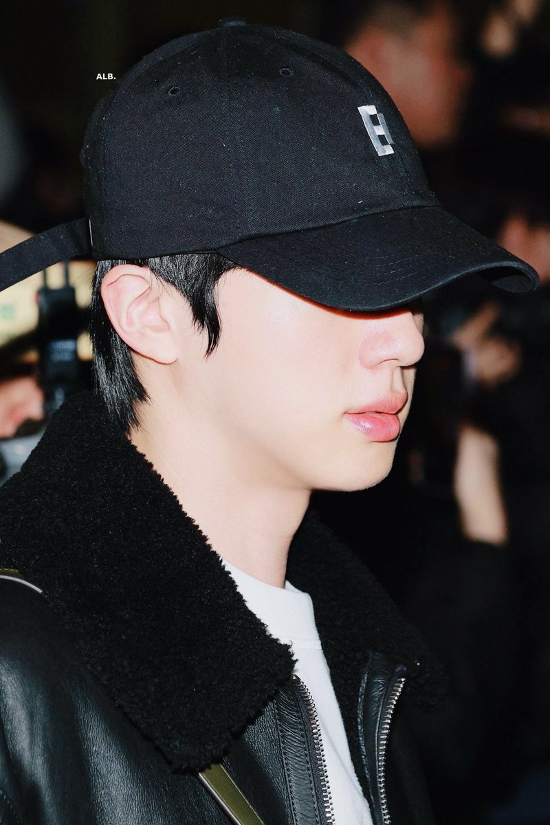92sirenmoon's tweet photo. Someone said the only thing that changed is the logo on his cap going from A to B https://t.co/NNmWqJc8FQ