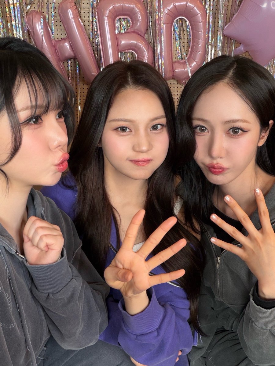 [#VIVId_dayZ] 📸

260209 4주년 라이브 완료✨

나비 됐어요💜 삐지를 더 사랑하게 됐어요💙
삐지와 나비는 앞으로도 함께야••❤️

#VIVIZ #비비지
#EUNHA #은하 
#SINB #신비
#UMJI #엄지
#VIVIZ_데뷔_4주년
#4th_Debut_Anniversary