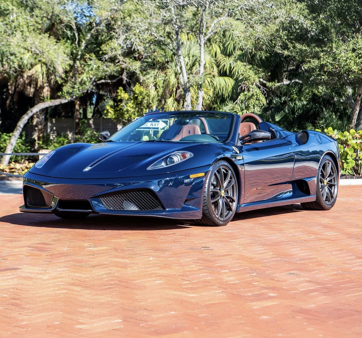 FlawlessSpec's tweet photo. Blu Pozzi Ferrari Scuderia Spider 16M https://t.co/aVMZ5jSRxf
