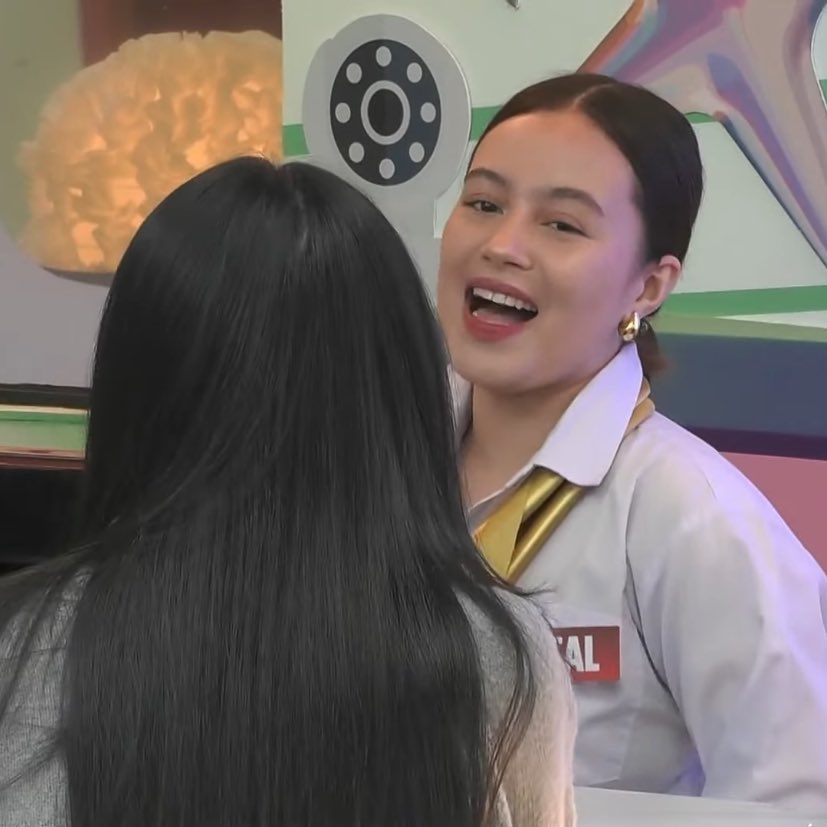 kryzrei_'s tweet image. asan na ba yung hr? mukha nainlove na yung guest at receptionist sa isa’t isa dito oh 

 #PBBCollab20BdayVacay
#capkrys