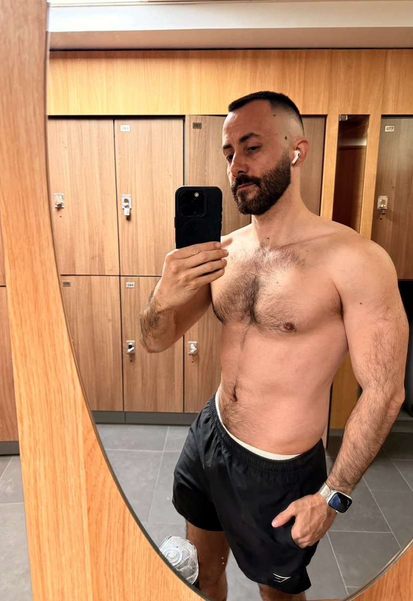 Workout done 💪🏻 Who joins me
In the locker room? 😏🐽😈

#gay #workoutmotivation #sport