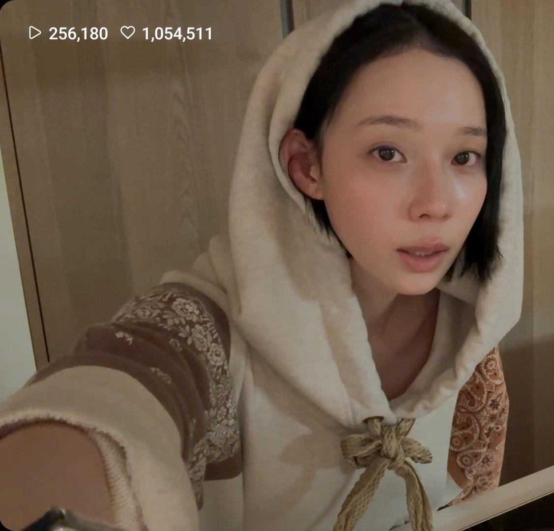 minsickface's tweet image. idk girl chew me instead or whatever