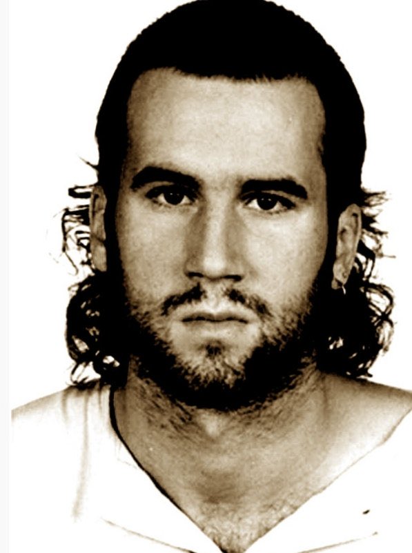 Esta basura terrorista ya está en semilibertad cuando hay 379 crímenes de ETA sin esclarecer.

Y mientras este asqueroso asesino tomándose vinos. 🤮🤮🤮🤮🤮