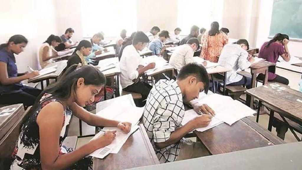 airnews_mumbai's tweet photo. #Maharashtra: राज्य शिक्षण मंडळाची बारावीची परीक्षा उद्यापासून

#HSCExam #12thExam #HSCBoard https://t.co/qrr6SgCMyN
