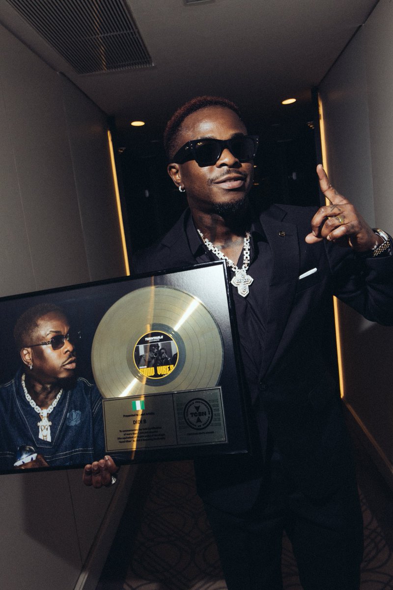 TurntableCharts's tweet photo. .@Didibofficial presented with his @TCSNOfficial plaque for “Good Vibes” featuring @zinoleesky01 

“Good Vibes” is certified Gold, selling over 50,000 singles units in Nigeria since release 

As a result, Didi B becomes the first French-speaking African to receive a Gold certification in Nigeria as a lead artiste