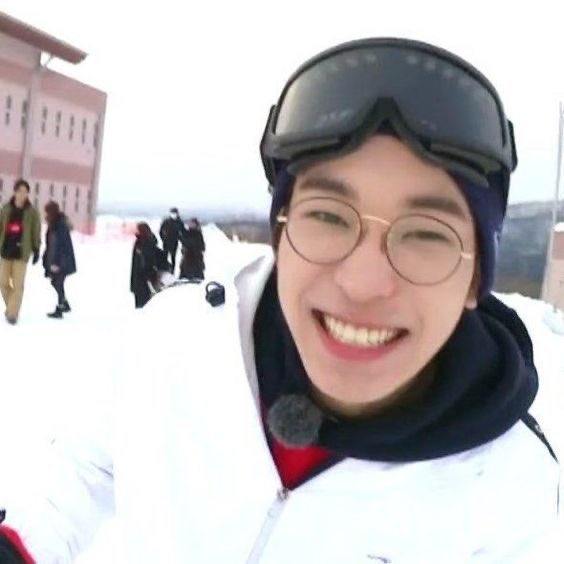 스키장 사진 왤케 좋지 겨울방학때 스키장 간 고딩커플… 추억 남기겠답시고 아부지 캠코더 들고가서 찍은 영상 결혼식에서 틀것같음