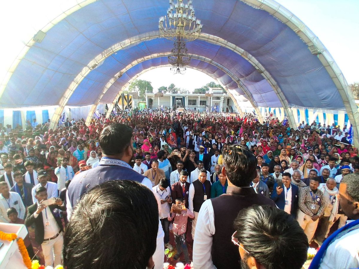 आज इतिहास ने करवट ली… जब नारी शक्ति ने नेतृत्व संभाल लिया।

जनपद अंबेडकर नगर की आलापुर विधानसभा, जहांगीरगंज नगर पंचायत में भीम आर्मी के तत्वावधान में आयोजित “बहुजन भाईचारा सम्मेलन” सिर्फ़ एक कार्यक्रम नहीं, बल्कि बदलाव का ऐलान था।

इस सम्मेलन की सबसे खूबसूरत और ताक़तवर तस्वीर