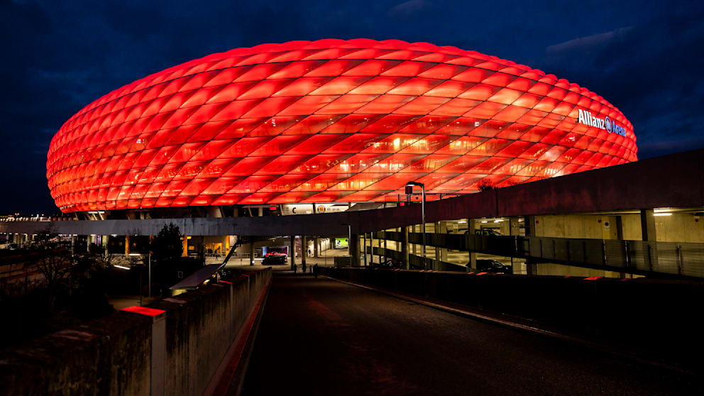 Wednesday's DFB Pokal quarterfinal between FC Bayern and RB Leipzig will go ahead as planned. The decision has been made following a meeting today. A plan has been developed to ensure that nothing stands in the way of the game despite the planned strike of public transport