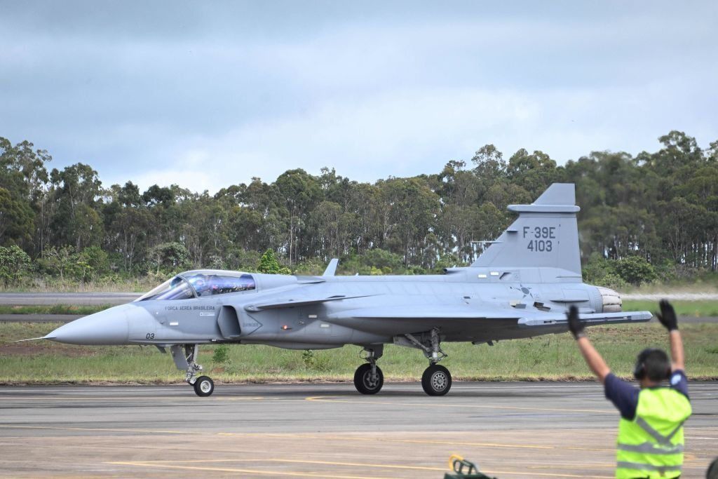 exame's tweet image. Brasil se torna o primeiro país a lançar bombas pesadas e guiadas a laser com o caça Gripen
exame.com/tecnologia/bra…