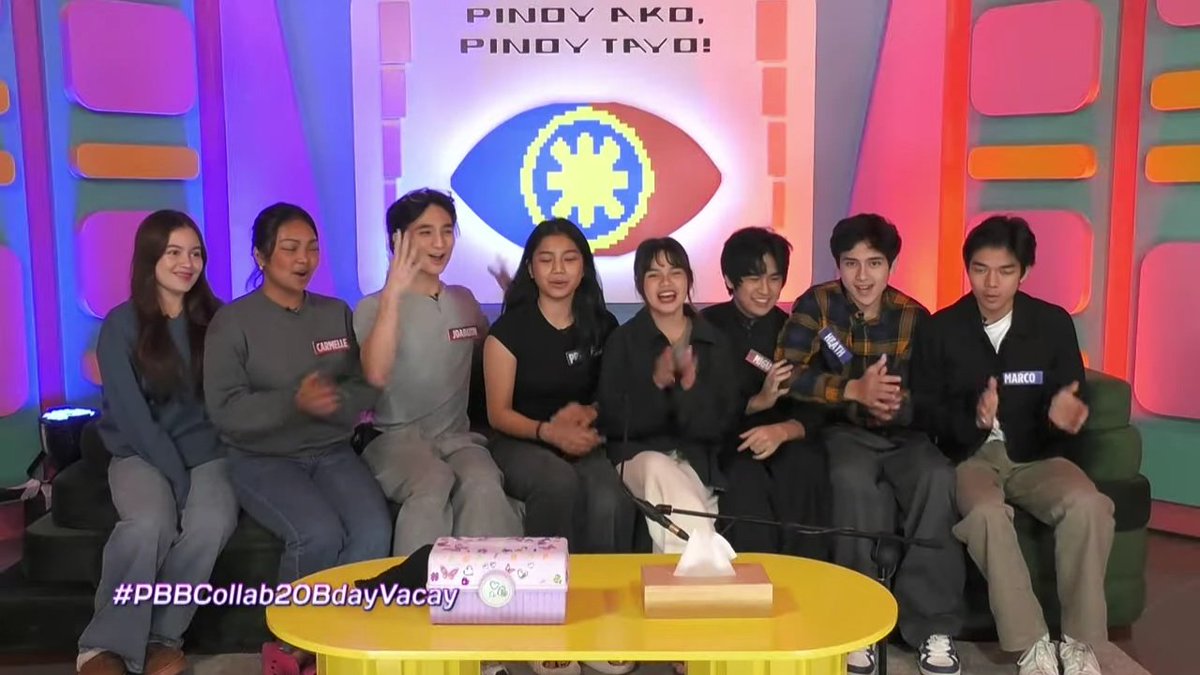 talmejes's tweet image. dyan talaga siya palagi pumupwesto kapag marami silang pinapatawag sa confe room 😭

#KrystalMejes
#PBBCollab20BdayVacay