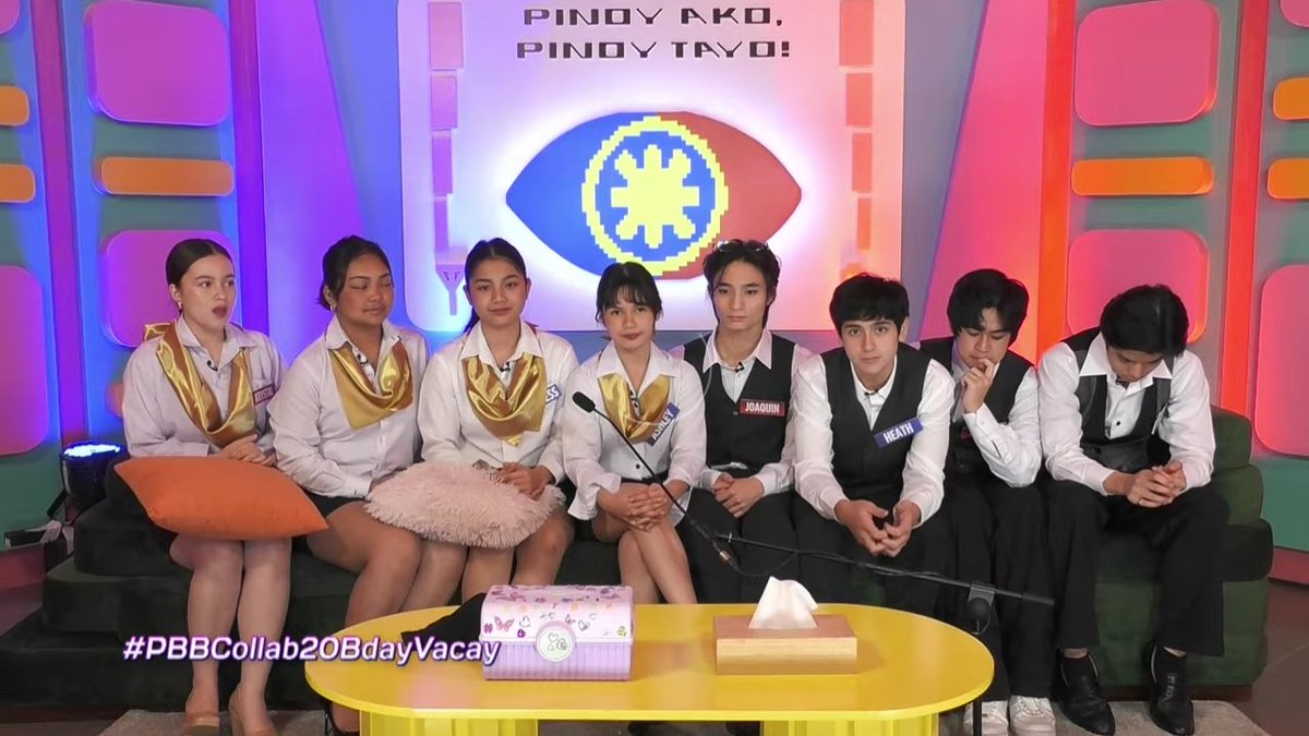 talmejes's tweet image. dyan talaga siya palagi pumupwesto kapag marami silang pinapatawag sa confe room 😭

#KrystalMejes
#PBBCollab20BdayVacay