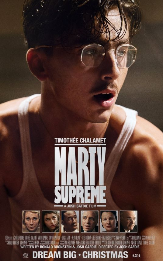amato_angelll's tweet photo. MARTY SUPREME🏓🏓

¿El fin justifica los medios?

Esa es la pregunta que cualquier persona se hace después de ver esta película y, sinceramente, pienses lo que pienses, durante dos horas Timothée consigue que creamos que la respuesta claramente es sí.

Chalamet dijo que este era el papel de su vida, y creo que se quedó corto al decir eso. Hace que empaticemos y queramos que triunfe alguien tan despreciable como Marty Mauser, un narcisista y egoísta que, a base de engaños y manipulaciones, consigue todo lo que quiere.

Me parece increíble que, como público, prefiramos que gane un mentiroso a un humilde trabajador japonés. Eso me hace pensar en la conexión tan fuerte que puede haber entre el espectador y el protagonista, por muy mala persona que sea. Sin ninguna duda, estamos ante uno de los grandes actores de nuestra generación. También me gustó mucho la actuación de Odessa A’zion y la de Tyler, The Creator.

La peli da un mensaje claro: si quieres ser el mejor en algo, tienes que obsesionarte. Tienes que hacer muchos sacrificios, por muy dolorosos que sean, y tener una ambición gigantesca. Supongo que no hay otra manera de llegar a ser el top 1. Ahora, ¿son válidos esos sacrificios en el momento en que haces daño a terceros? Aunque tengas un propósito de vida muy marcado, ¿está bien deshumanizarse y aplastar a cualquier persona que se interponga en tu camino? Yo no me atrevo a responder.

A pesar de no gustarme el ping-pong o no ser un deporte tan llamativo de primera mano, Josh Safdie nos atrapa en la historia. Nos prepara durante toda la trama para un final épico, como si de una batalla de vida o muerte se tratase, y hace que sintamos la emoción desde el segundo 0. Esto también se consigue gracias a la muy buena banda sonora que tiene la peli. La escena donde buscan al perro desaparecido con el viejo mafioso es una locura.

Algo que se me pasó por la cabeza después de ver la peli es que siento que Marty nos vende que tuvo un buen final, cuando ni siquiera pudo participar en ese torneo del que tanto nos hablan y que tan importante era para él. Pero, en realidad, exactamente eso es Marty: simplemente por su orgullo y por demostrarle al mundo que puede ganarle a Endo, él está más que satisfecho. Y si él lo está, ¿quién soy yo para pensar que fracasó?

Entre las cosas que no me gustaron tanto: se me hizo un poco lenta en algunos tramos. También entiendo que es necesario justamente para crear tensión y darnos más contexto para el final. Además, creo que hay algún agujero en la trama, algún punto que no tiene mucho sentido. 

Por último, el final me pareció un poco esperable. Sabíamos exactamente cuál iba a ser el resultado de ese partido y el desarrollo del mismo incluso antes de que empezase.

La frase que mejor describe esta peli, y que leí en una review de Letterboxd, es: “Siempre te apoyaré, Marty Mauser, pero también siempre te odiaré.”

Peliculón
⭐️⭐️⭐️⭐️