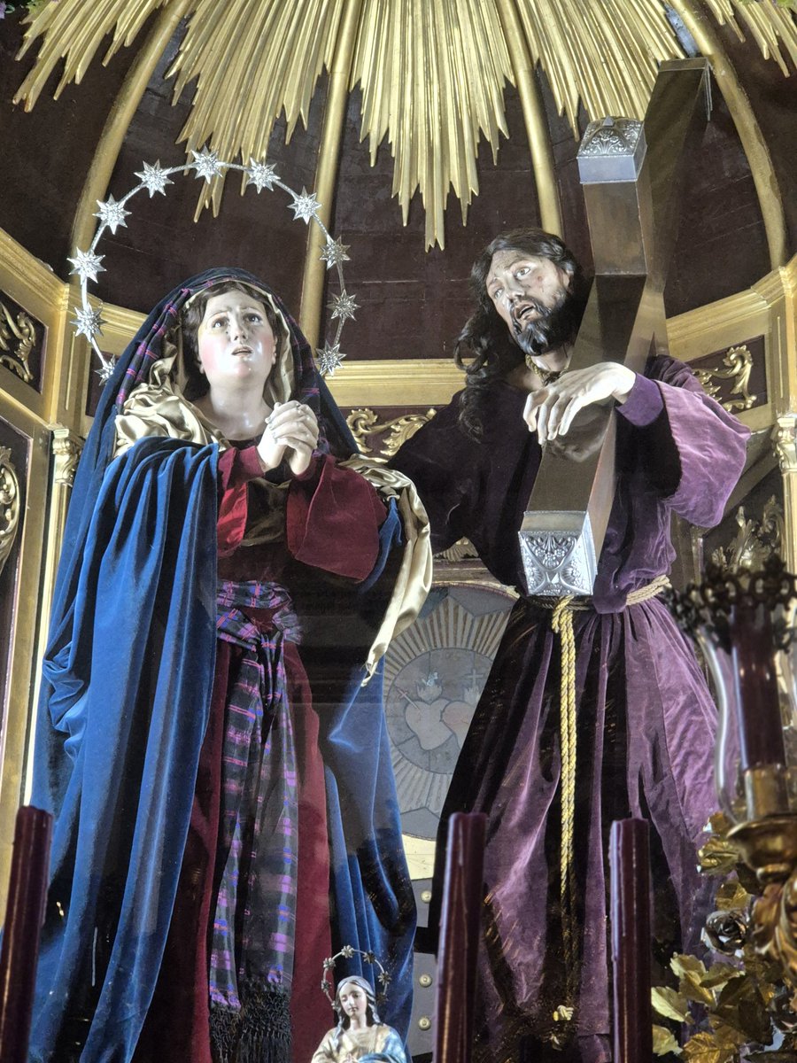 Estuve en San Lorenzo hace poco y me gustaría saber por qué la imagen del Señor no lleva en esta vestimenta corona de espinas ni potencias, sin embargo la Virgen si lleva sus estrellas. <a href="/MentideroCofrad/">Mentidero Cofrade</a>