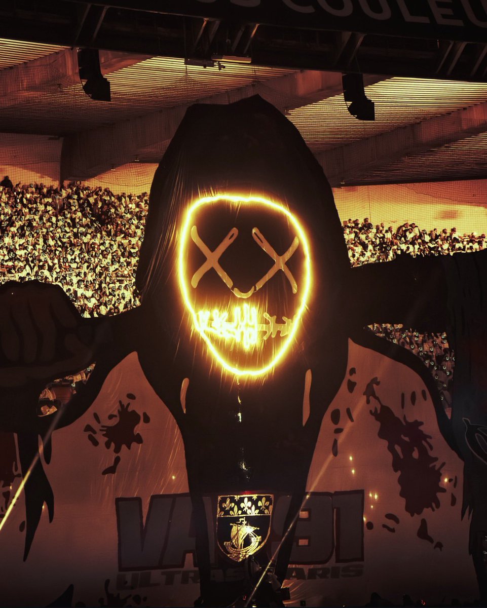 L’aura de la photo, c’est une folie, le virage Auteuil rempli de masques comme celui du tifo, c’est très fort ça ❤️💙