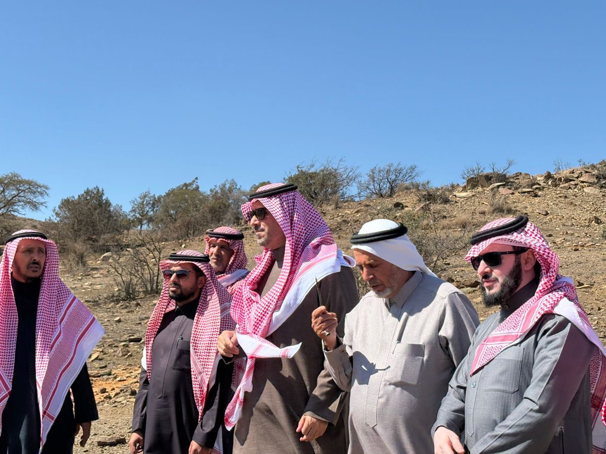 سعادة محافظ المندق أ.قاسم بن سعيد آل محسن قام بزيارة مقر مدينة اللوز بالمحافظة بحضور رئيس البلدية ومدير فرع وزارة الزراعة،ورئيس الجمعية الزراعية بالمحافظة أ.حسن المالكي وعدد من أعضاء مجلس الإدارة
واطلع خلال الزيارة على احتياجات المدينة وذلك للعمل على تسهيل كافة الإجراءات النظامية