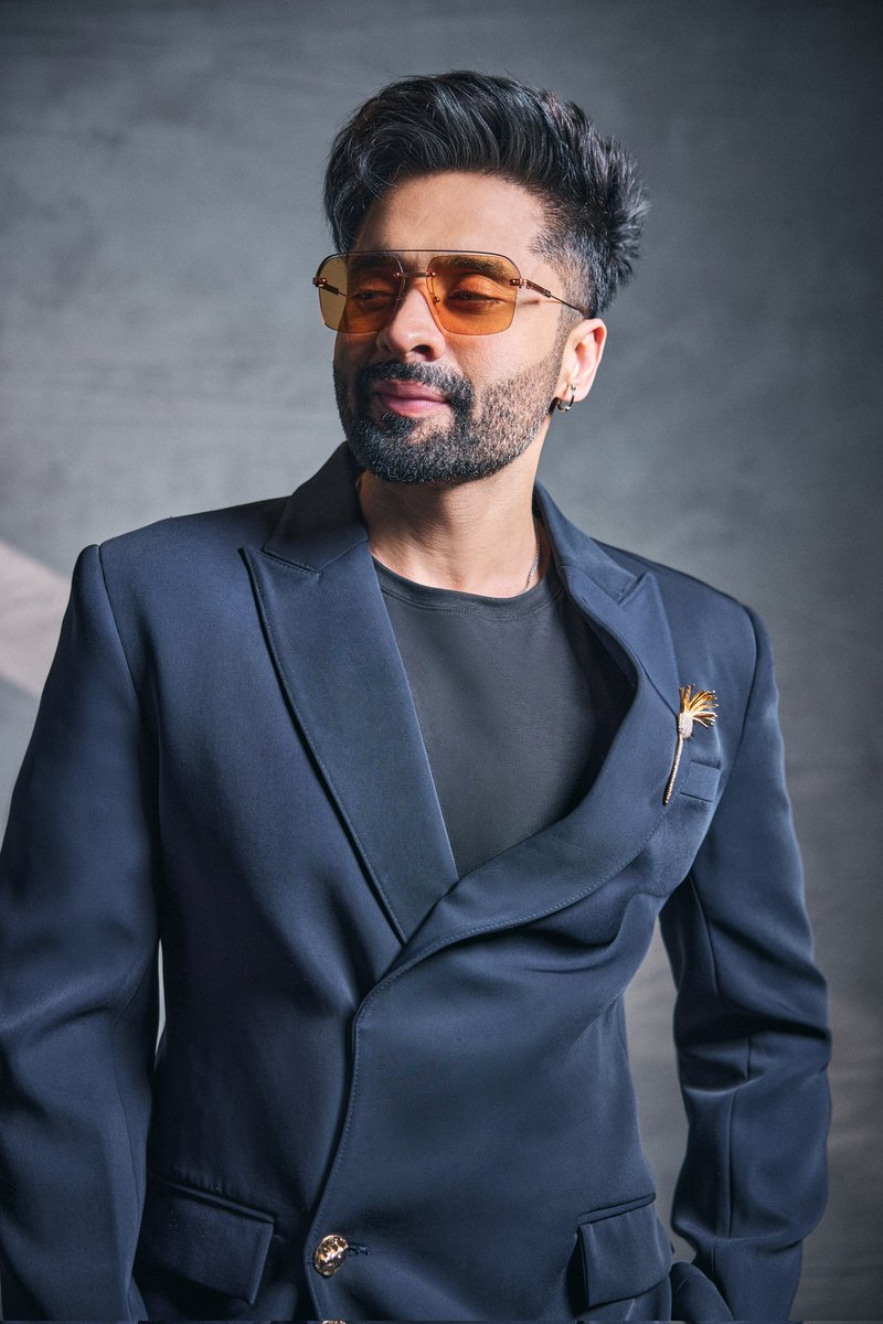 jackkybhagnani's tweet photo. Suit up. It’s time to get to work
#BehindTheScenes #MensStyle #Variety https://t.co/45HxqAoMAJ