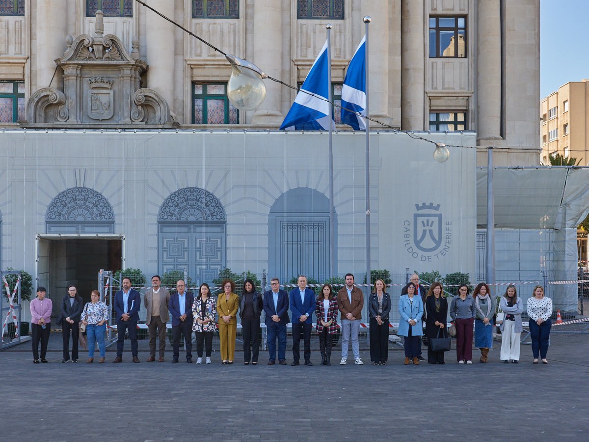 ⚫️ Minuto de silencio como muestra de repulsa ante el matricidio ocurrido recientemente en Costa del Silencio, en el municipio de Arona.

De esta manera, el Cabildo de Tenerife ha querido transmitir sus condolencias a los familiares y allegados.