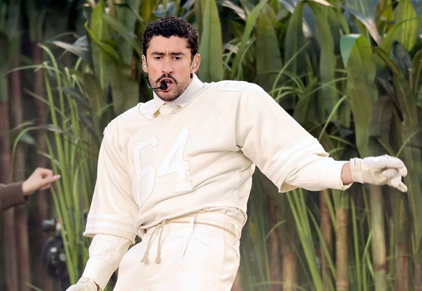 Instead of aligning himself with a luxury fashion house, Bad Bunny stepped onto the field for his highly anticipated Super Bowl Halftime show at Levi’s Stadium in Santa Clara, California, in a monochromatic cream ensemble designed by Zara:

amongmen.com/style-grooming…