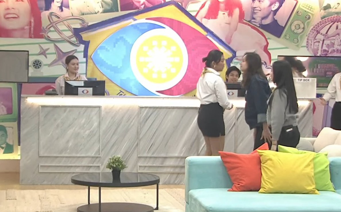 silverrbear's tweet image. Nagka inlove-an na ata ang guest at receptionist mo kuya😭

#capkrys
#PBBCollab20BdayVacay