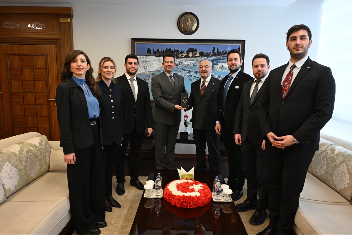 📌 Valimiz Sayın <a href="/yskosger/">Yavuz Selim KÖŞGER</a>;

▫️ Denizli Genç İş İnsanları Derneği(DEGİAD) Başkanı Kemal Sözkesen ile beraberindeki yönetim kurulu üyelerini makamında kabul etti. 

Sayın Valimiz, nazik ziyaretleri için konuklarına teşekkür etti.