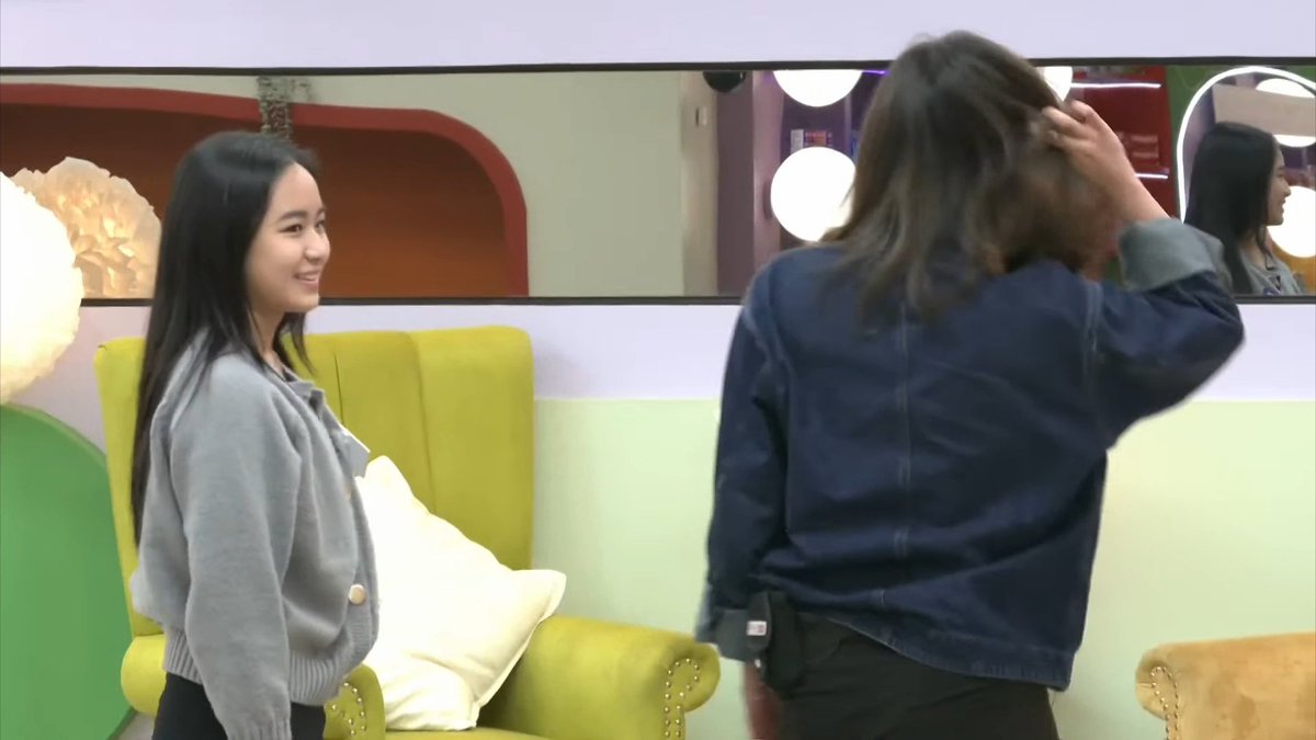 silverrbear's tweet image. Nagka inlove-an na ata ang guest at receptionist mo kuya😭

#capkrys
#PBBCollab20BdayVacay