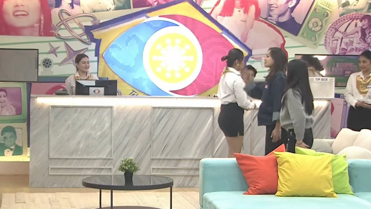 silverrbear's tweet image. Nagka inlove-an na ata ang guest at receptionist mo kuya😭

#capkrys
#PBBCollab20BdayVacay