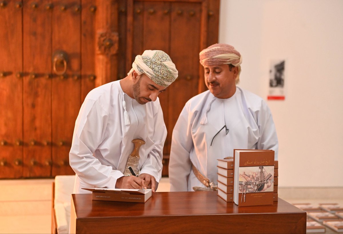 NM_OMAN's tweet photo. استضاف المتحف الوطني بالتعاون مع الجمعية التاريخية العُمانية، تحت رعاية سعادة المهندس/ إبراهيم بن سعيد الخروصي، وكيل وزارة التراث والسياحة للتراث، حفل تدشين كتاب "تاريخ عُمان وتراثها العسكري" للمؤلف العقيد ركن متقاعد /فالح بن سيف  المعمري، الذي يوثق محطات بارزة من التاريخ والتراث العسكري العُماني، الممتد من الألف الرابع قبل الميلاد وحتى العهد المتجدد لحضرة صاحب الجلالة السلطان هيثم بن طارق المعظم – حفظه الله ورعاه.

 ويُعدّ هذا الكتاب عمل بحثي لتوثيق جانبٍ مهم من تاريخ سلطنة عُمان، يتناول التاريخ والتراث العسكري العُماني عبر تسعة فصول، مرورًا فيها بالمراحل التاريخية المختلفة، وأبرز الأحداث المفصلية، والشخصيات المؤثرة، والاستحكامات العسكرية، وأنواع الأسلحة، إلى جانب الأساليب والاستراتيجيات الدفاعية التي عرفتها عُمان عبر العصور.