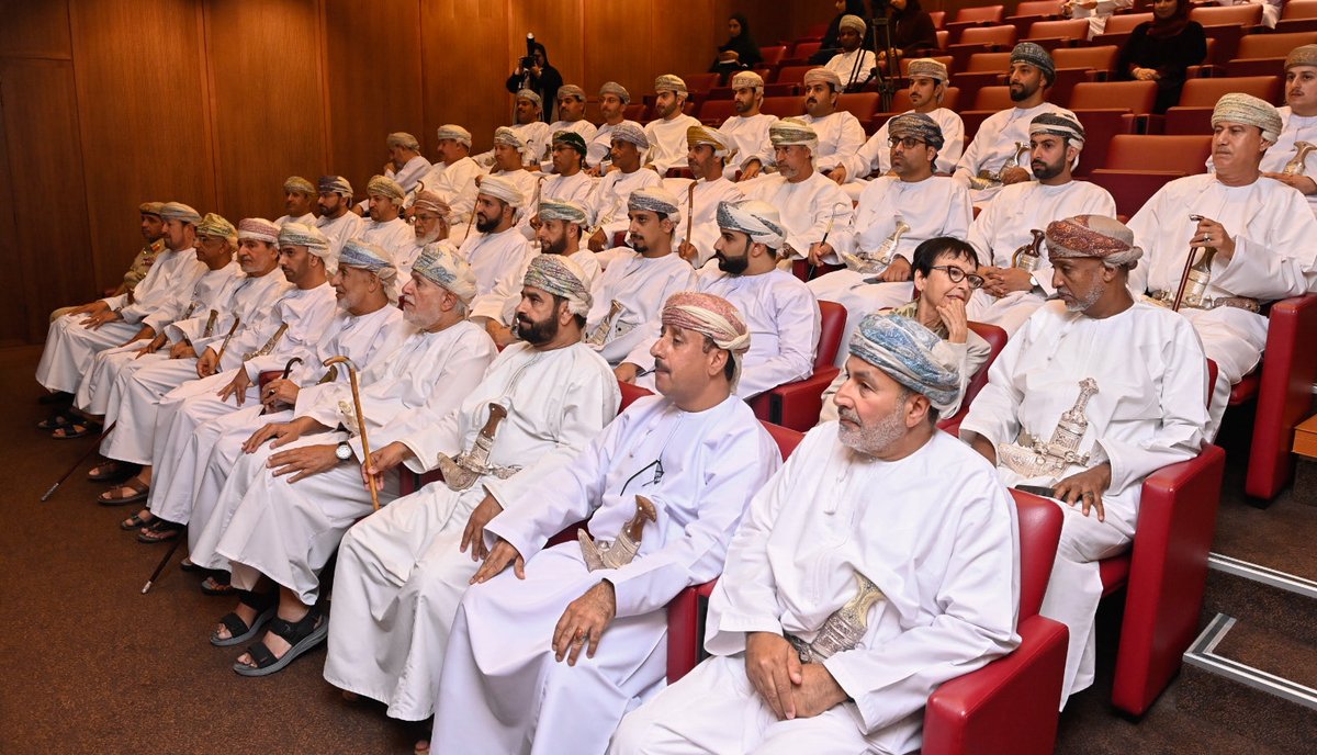 NM_OMAN's tweet photo. استضاف المتحف الوطني بالتعاون مع الجمعية التاريخية العُمانية، تحت رعاية سعادة المهندس/ إبراهيم بن سعيد الخروصي، وكيل وزارة التراث والسياحة للتراث، حفل تدشين كتاب "تاريخ عُمان وتراثها العسكري" للمؤلف العقيد ركن متقاعد /فالح بن سيف  المعمري، الذي يوثق محطات بارزة من التاريخ والتراث العسكري العُماني، الممتد من الألف الرابع قبل الميلاد وحتى العهد المتجدد لحضرة صاحب الجلالة السلطان هيثم بن طارق المعظم – حفظه الله ورعاه.

 ويُعدّ هذا الكتاب عمل بحثي لتوثيق جانبٍ مهم من تاريخ سلطنة عُمان، يتناول التاريخ والتراث العسكري العُماني عبر تسعة فصول، مرورًا فيها بالمراحل التاريخية المختلفة، وأبرز الأحداث المفصلية، والشخصيات المؤثرة، والاستحكامات العسكرية، وأنواع الأسلحة، إلى جانب الأساليب والاستراتيجيات الدفاعية التي عرفتها عُمان عبر العصور.
