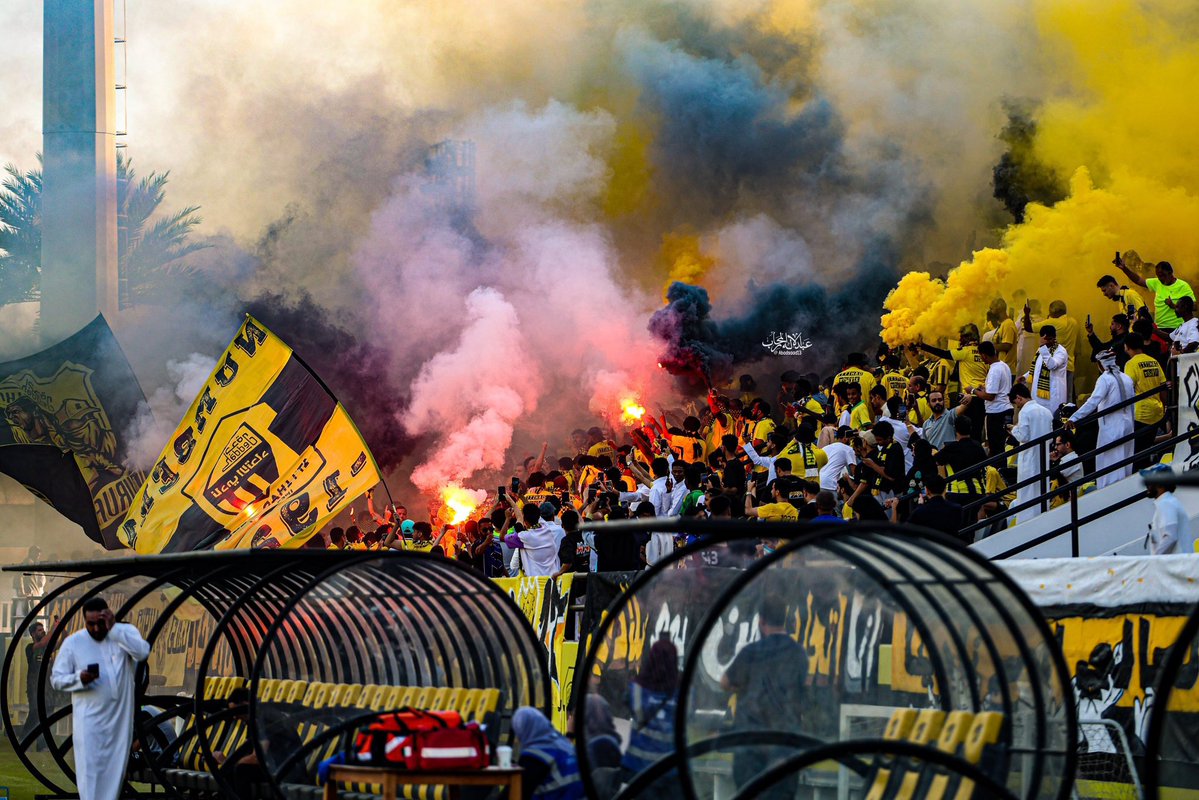 onlyziz1's tweet image. فريق مركزه السابع بالدوري وقبل امس خسر قمة كبيرة ووضعه صعب في اسيا 

ومازال جمهوره يدفعه للأمام ويدعم النادي واللاعبين 

تالله اعظم جمهور عربي واسيوي 💛💛😨!