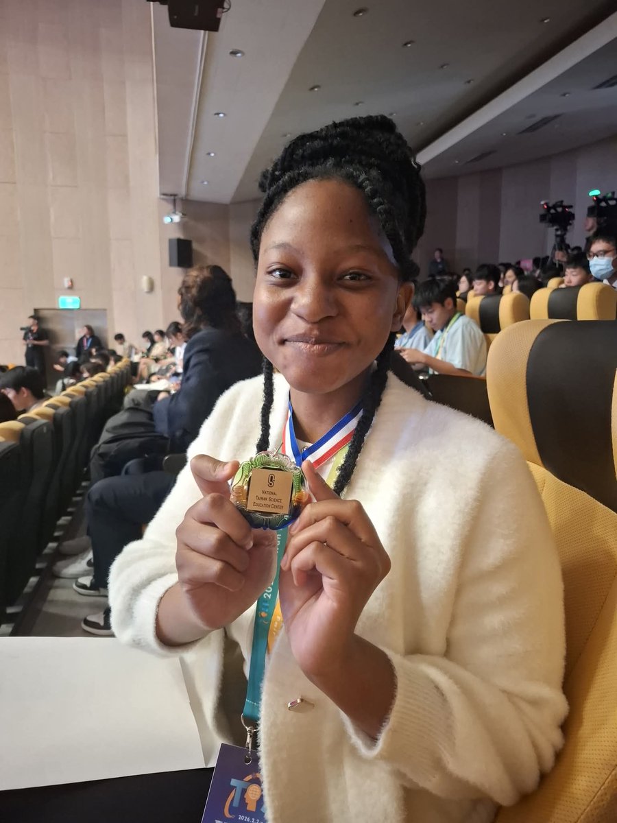 LimChronicle's tweet image. 𝗙𝗟𝗬𝗜𝗡𝗚 𝗧𝗛𝗘 𝗙𝗟𝗔𝗚 𝗛𝗜𝗚𝗛

Young scientist Karabo Mpuru, from Lebowakgomo in Limpopo, received Third Prize with her innovative research project at the prestigious Taiwan International Science Fair [TISF].

The event, which had a total of 667 learners and teachers from…