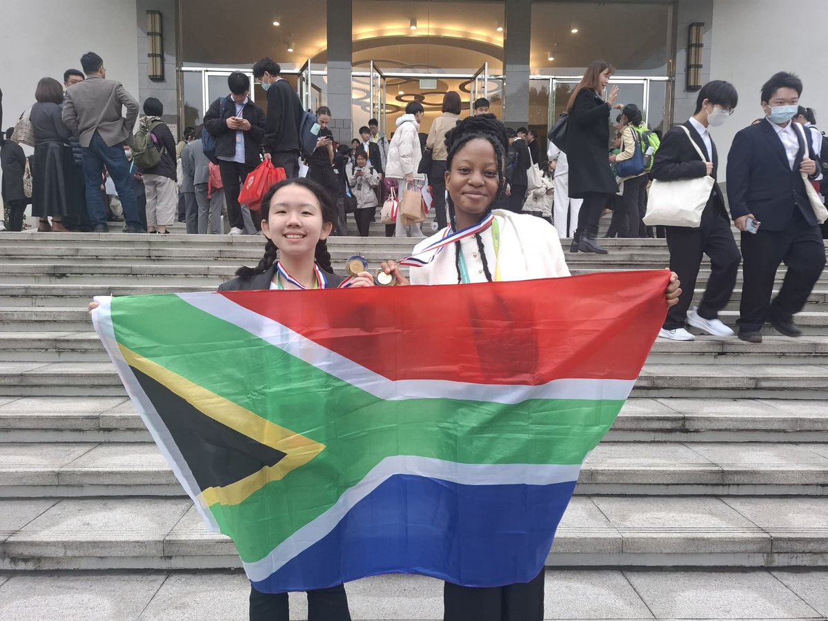 LimChronicle's tweet image. 𝗙𝗟𝗬𝗜𝗡𝗚 𝗧𝗛𝗘 𝗙𝗟𝗔𝗚 𝗛𝗜𝗚𝗛

Young scientist Karabo Mpuru, from Lebowakgomo in Limpopo, received Third Prize with her innovative research project at the prestigious Taiwan International Science Fair [TISF].

The event, which had a total of 667 learners and teachers from…