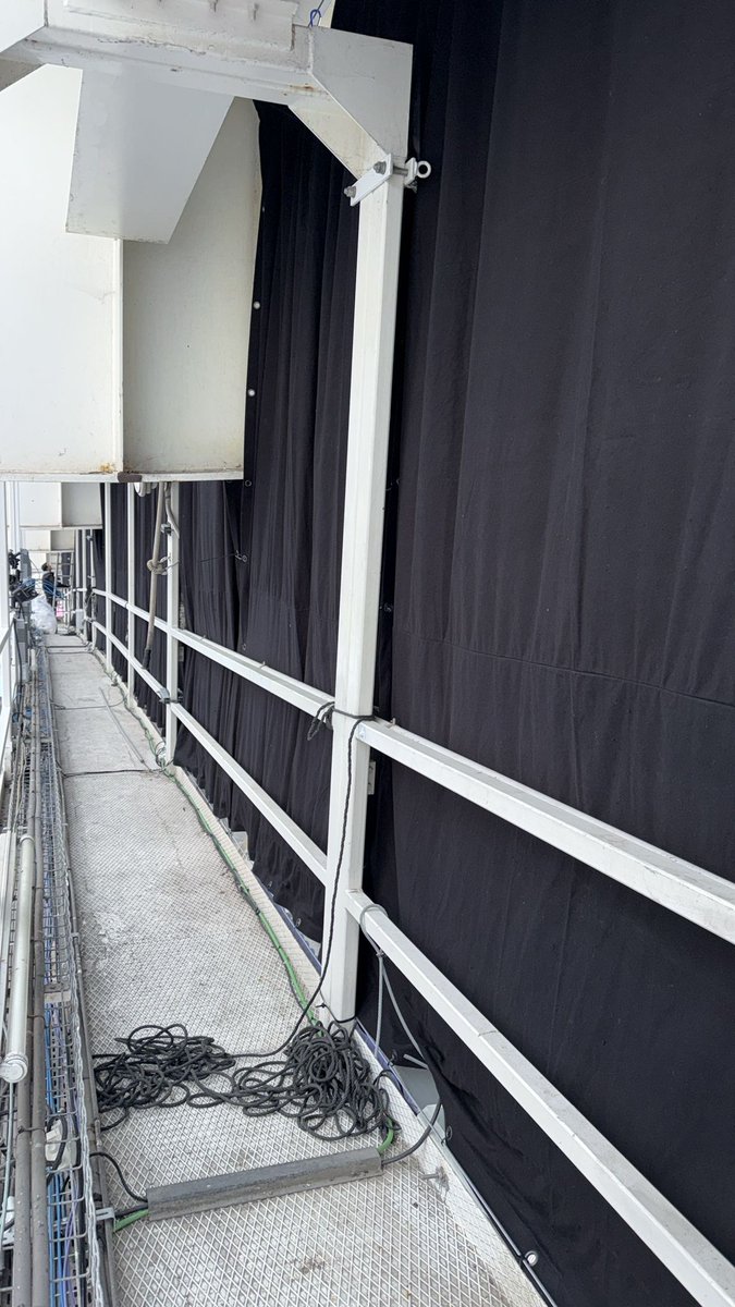 FisgasSS's tweet photo. O sonso do Luís André mandou por cortinas no estádio do Ladrão na zona afecta ao Sporting para abafar o som dos adeptos 😂😂😂 sois tão pequeninos crl https://t.co/AvYk9OglxT