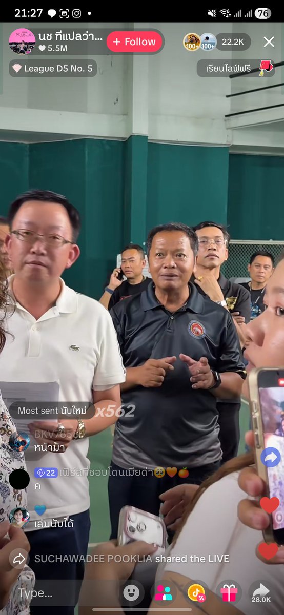 iannnnn's tweet image. ตัวแทนหลายคนเข้าไปเจรจากับเจ้าหน้าที่ แจ้งระเบียบให้เจ้าหน้าที่ทราบ (เช่นต้องซีล และเซ็นชื่อ 4 ด้าน ที่ตอนนี้ไม่มี)

เจ้าหน้าที่บอกว่า ถ้ามาจากหน่วยเลือกตั้งก็ต้องทำแบบนั้น แต่พอมาถึงนี่ ยุบหีบแล้ว ก็อยู่ที่ดุลพินิจของ ผอ.เขตว่าจะทำไง 

ตัวแทนบอกว่าก็ต้องทำให้โปร่งใส งบตั้งเยอะ…