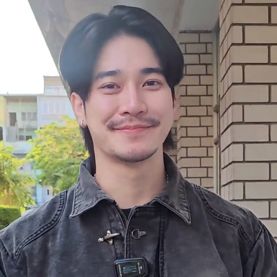 "หนังสนุกไหม?"
"พอได้"
"แค่พอได้เหรอ? เธอกอดเราแน่นเลยนะรัน"
"ก็มันหนังผีหนิ ใครจะอยากกอดเธอ"
"อะแหนะะะ ไม่ยอมรับ ไม่ได้เจอกันตั้งนาน พูดมาเถอะคำนั้นน่ะ"
"อะไร?"
"คิด...คิดไรนะ..?"
"คิทแคท"
"ไม่ใช่!"
"คิตตี้"
"โอ้ยยย อย่าเม็ด"
"เออๆ คิดถึง พอใจยัง?"
"แอร๊ยยยย มาหอมที"
"โอ้ยยย"