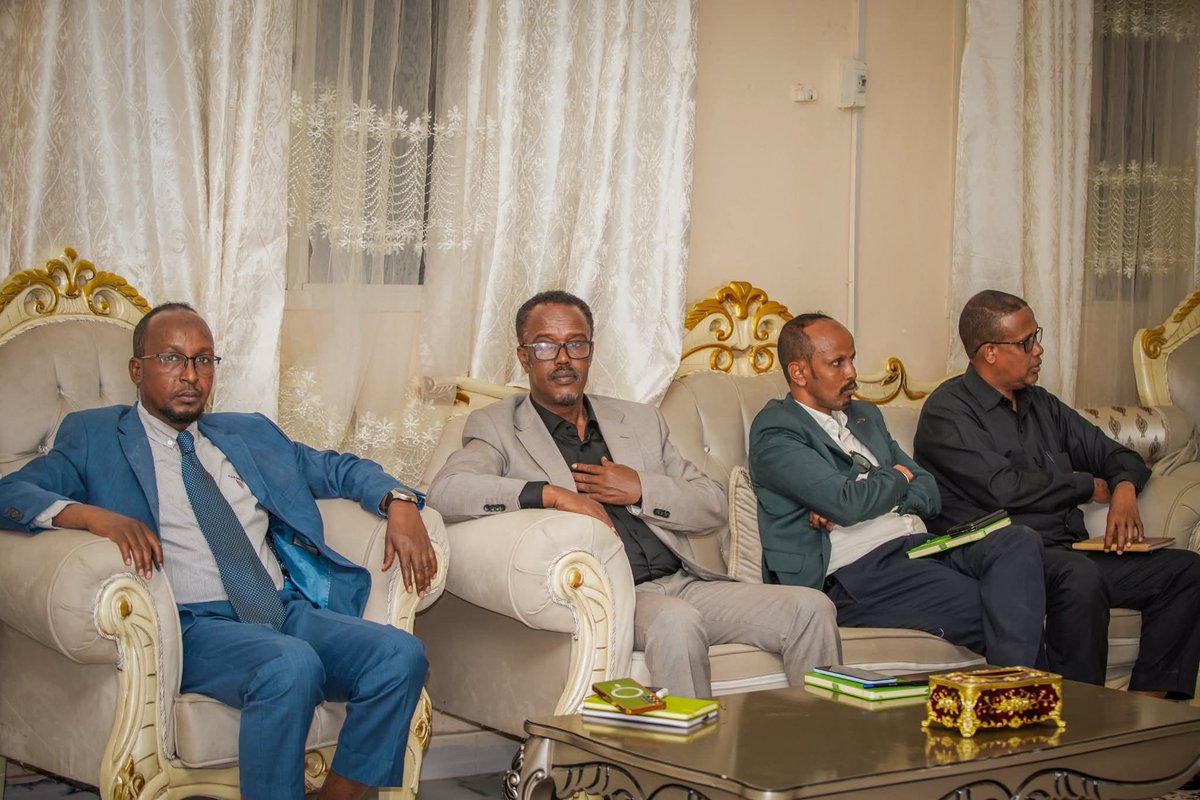 Gaalkacyo : 09 February 2026: Madaxweynaha Dowladda Puntland Mudane Siciid Cabdullaahi Deni, ayaa maanta kulan la qaatay Guddiga Joogtada ah ee Golaha Wakiillada Dowladda Puntland, oo todobaadkan kulamadooda ku yeeshay magaalada Gaalkacyo.