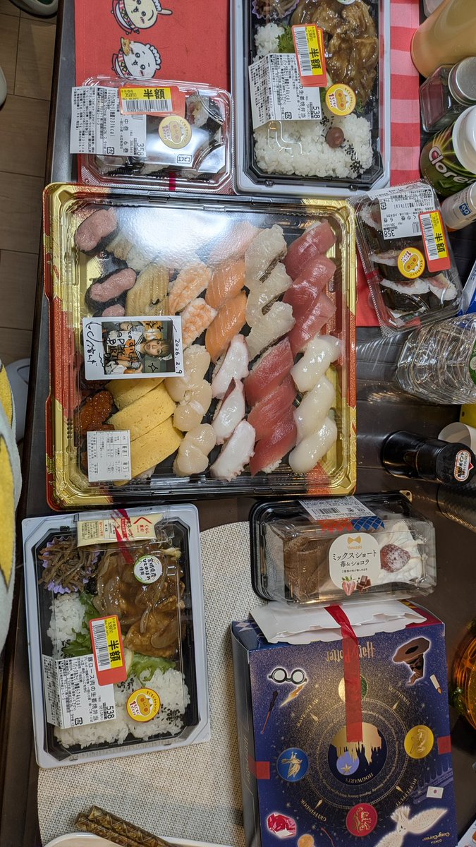 satomosuke's tweet image. #ﾑｷﾞちゃんもしもし
仰せのとおりケーキを2つ購入し、夕飯の弁当を買って帰宅したら、
お寿司と、ケーキがワンホールありました。　私の生誕祭はフードファイトになりそうです💦