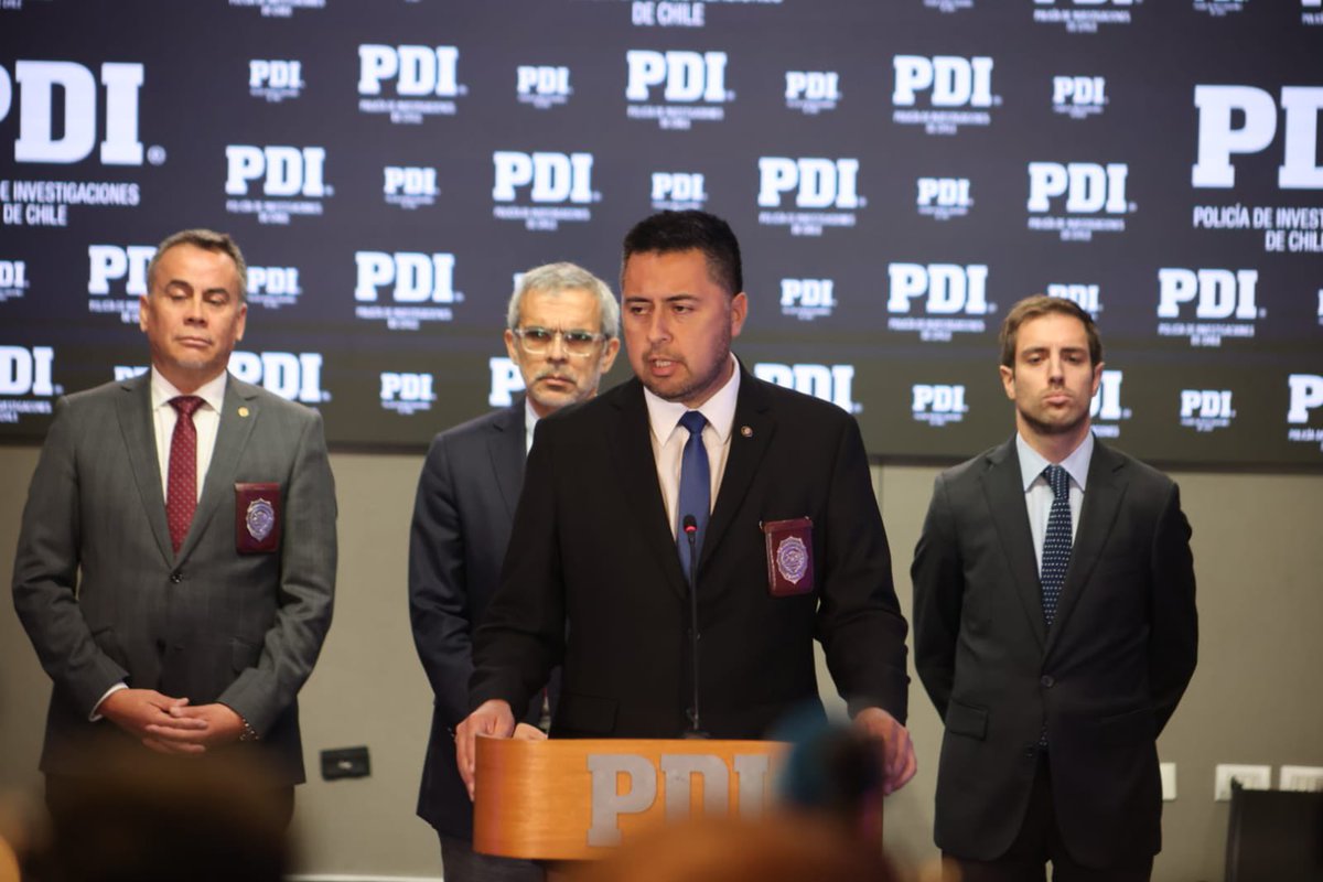 PDI_CHILE's tweet photo. 🔵*PUNTO DE PRENSA | Capturados tres prófugos de la banda transnacional “Los Pulpos”*

Un nuevo golpe al crimen organizado: gracias a un trabajo coordinado e interagencial, se logró la captura de tres integrantes de la banda “Los Pulpos” que se encontraban prófugos. Entre los detenidos se encuentra un importante líder de la organización, que se suma a las 20 personas involucradas en delitos de Extorsión, Asociación Ilícita, Lavado de activos entre otros.

Los antecedentes son entregados por el Ministro de Seguridad Pública, Luis Cordero; el Director General (S) de la PDI, Prefecto General Ricardo Gatica, el Jefe de la BRICO, Subprefecto Cristian Sepúlveda y el Fiscal Alberto Ríos de la Fiscalía de Análisis Criminal Centro Norte.