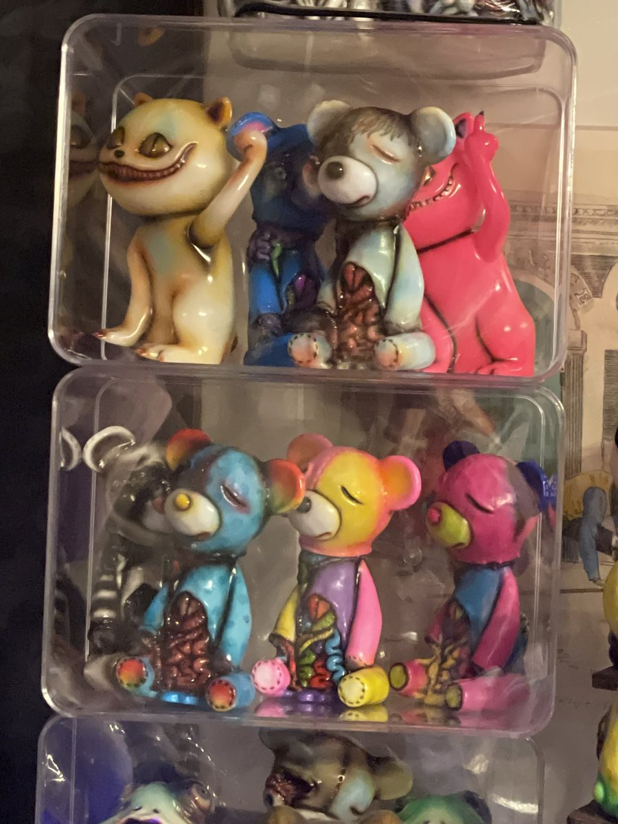 ダイソーの透明収納ケースを縦にしてフタにテープ貼ると積める簡易展示ケースに使える！かっこわらい雑貨店コレクション🧸🐈