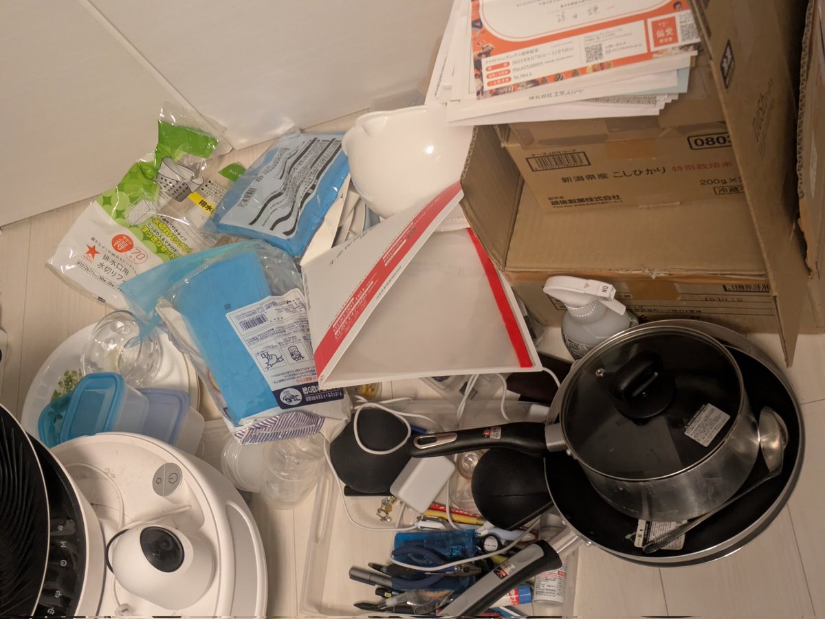 断捨離第3段 だんだん細かいものになってきた 段ボールは使えそうだ