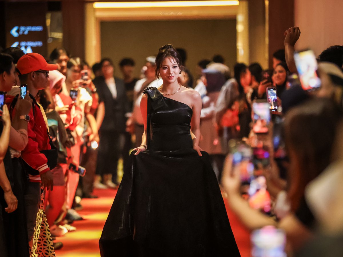 chocolatpurple's tweet image. Zee Asadel

Gala premier Jangan Seperti Bapak