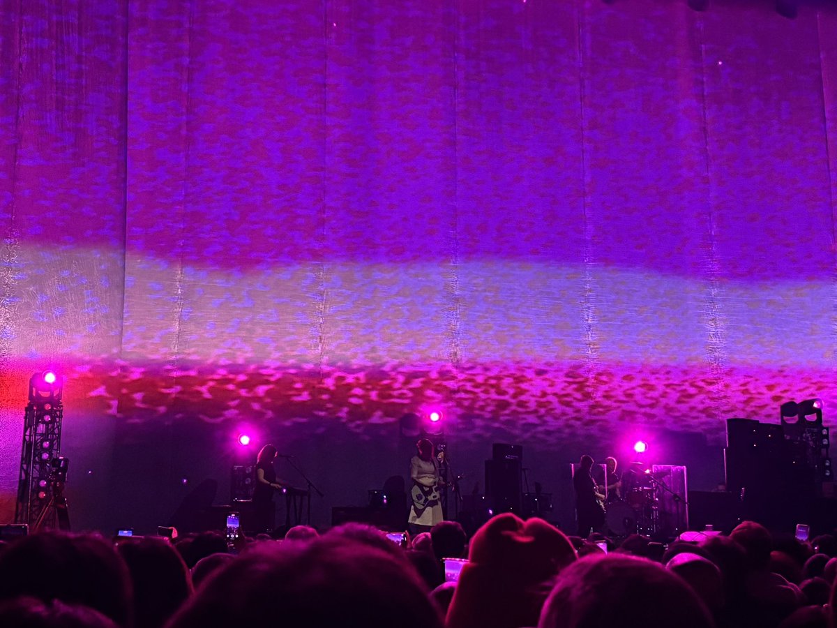 disk_one_'s tweet photo. 念願のmy bloody valentine
質量を持った音(ノイズ)の壁が押し寄せてくるような感覚は、
ライブレビューで散々見た「浴びる」という言葉そのものでした
そして今までコレを体験しないでシューゲイザー好き みたいな感じで生きてきた事を申し訳なく思ったりして…
#mybloodyvalentine https://t.co/NeuIR0CHB6