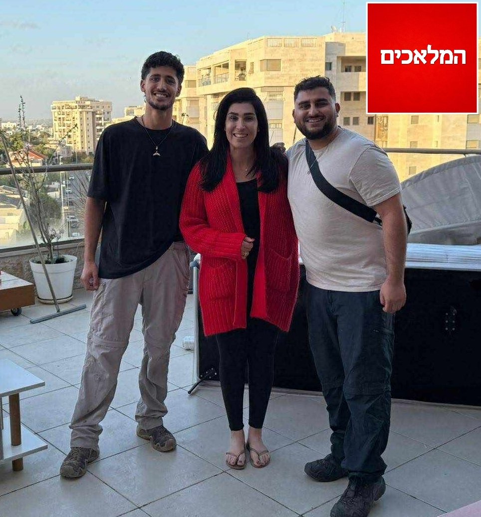 חייב לספר לכם על מלאכית שאני מכיר אישית  עו״ד הילה יחזקאל, השבוע היא ובעלה רון פינו את הדירה שלהם לרגל שיפוץ והם תרמו את כל הציוד והריהוט ללא יוצא מן הכלל ללוחמים שהגיעו עם מנוף והובלה לקחת תכולת דירה שלמה .
הילה לא נתנה להם ללכת לפני שהזמינה להם פיצות ושתיה  ודאגה שיאכלו
נשמה❤️