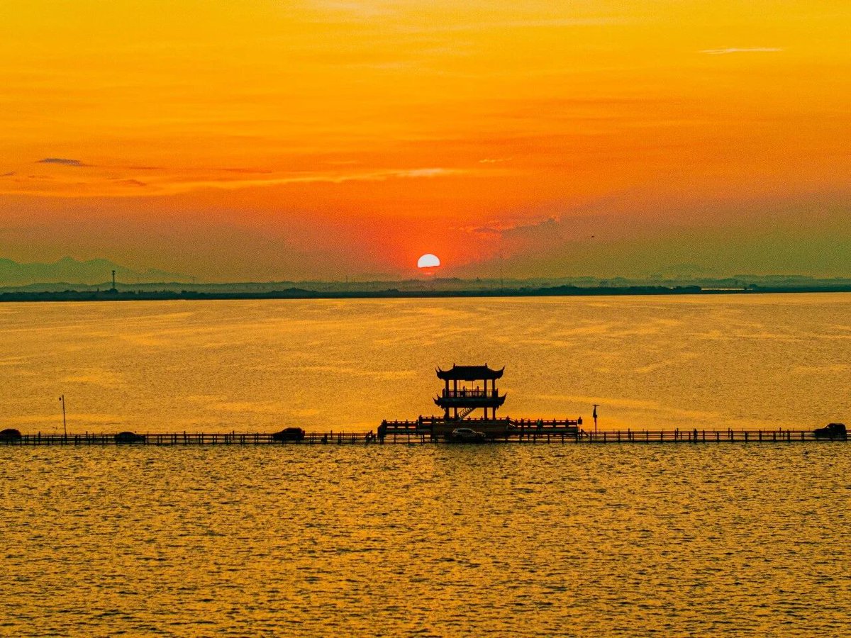 BeautyJiangxi's tweet image. Beautiful Jiangxi: Feast your eyes on golden sunsets across Jiangxi, where dusk paints diverse landscapes in warm light.