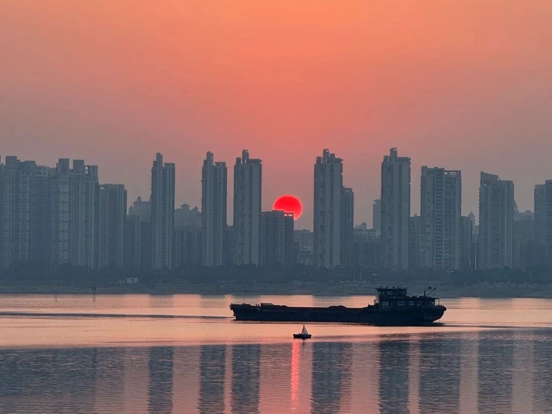 BeautyJiangxi's tweet image. Beautiful Jiangxi: Feast your eyes on golden sunsets across Jiangxi, where dusk paints diverse landscapes in warm light.