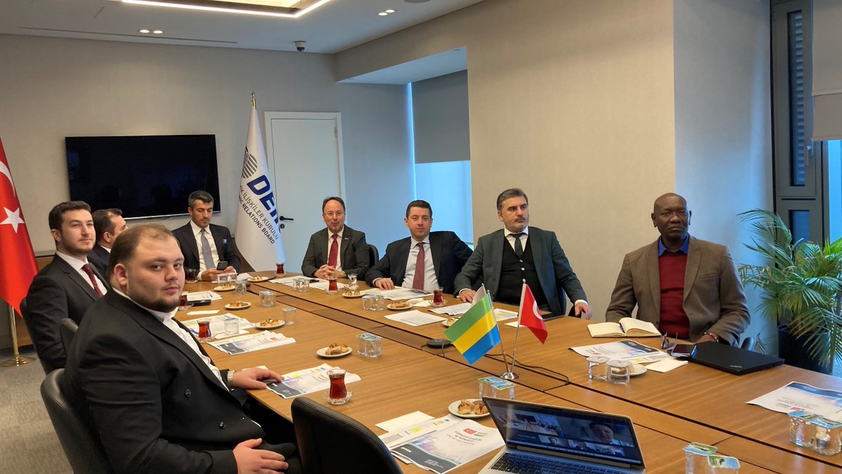 Türkiye-Gabon İş Konseyimiz, <a href="/hakantokdemir/">Hakan Tokdemir</a>  başkanlığında, <a href="/TC_LibrevilBE/">Türkiye in Gabon</a>  Büyükelçimiz <a href="/CanIncesuLBV/">Can İncesu</a> ve Ticaret Müşavirimiz Burhan Aydın'ın katılımıyla hibrit olarak toplantı gerçekleştirdi. 

İş konseyi Başkan Yardımcılarının belirlendiği toplantıda,
 🔹İş Konseyi'nin yeni