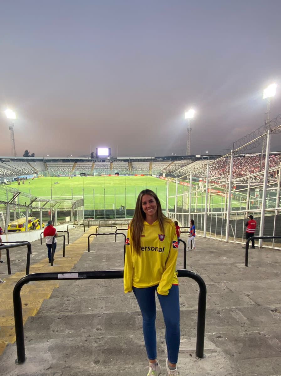 AYUDEMOS POR FAVOR!

La camiseta de Cerro que busca Norita es de la marca KAPPA, amarilla mangas largas de arquero, sin número.
Se perdió el 6 de diciembre entre Sanlo y capiata más o menos. 
Se ofrece buena recompensa. El número de cel es: 0994885160