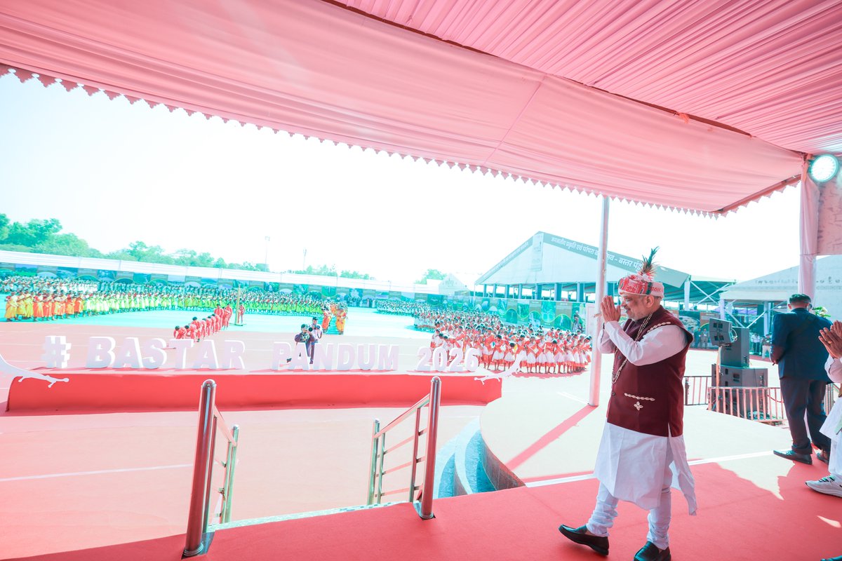 कैसे एक सरकार नेक इरादे, नेक मंशा और मजबूत नीति व स्पष्ट नीयत से असंभव से लगने वाले कार्य को भी संभव कर सकती है, ‘बस्तर पंडुम’ में हँसता-खेलता बस्तर प्रधानमंत्री श्री <a href="/narendramodi/">Narendra Modi</a> जी के नेतृत्व में नक्सलवाद से विकासवाद की उस यात्रा का प्रत्यक्ष साक्षी है।