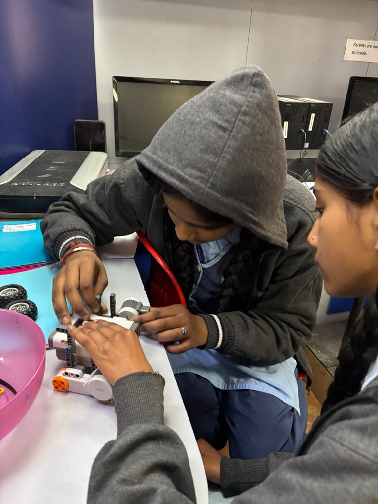 NSC_Delhi's tweet photo. 🤖 Hands-on with Castor Bot!
Build, test, and learn robotics the fun way at @NSC_Delhi 

#CastorBot #HandsOnRobotics #STEMLearning #NSCDelhi #LearningByDoing https://t.co/q0ysbzmVtK