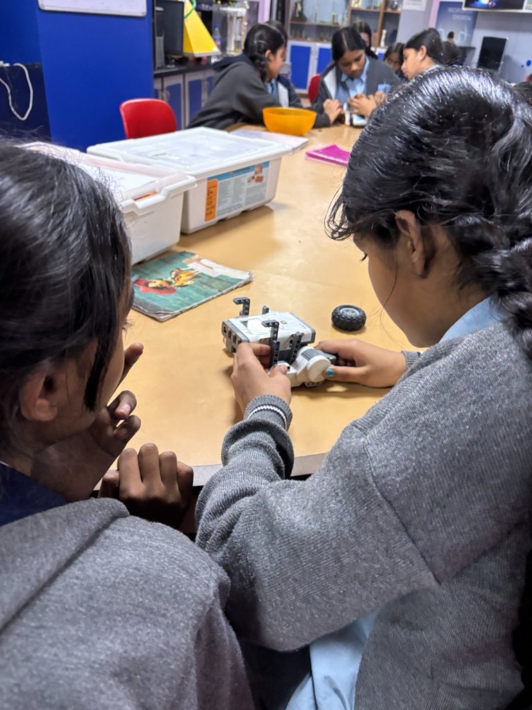 NSC_Delhi's tweet photo. 🤖 Hands-on with Castor Bot!
Build, test, and learn robotics the fun way at @NSC_Delhi 

#CastorBot #HandsOnRobotics #STEMLearning #NSCDelhi #LearningByDoing https://t.co/q0ysbzmVtK